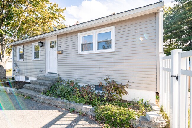 Building Photo - 5 Douglass St