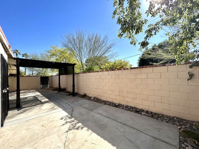 Building Photo - AVAILABLE NOW!! 2 Bedroom 1 Bathroom Apart...