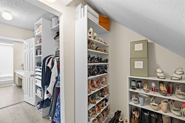 Building Photo - Charming Townhome in Turtle Rock