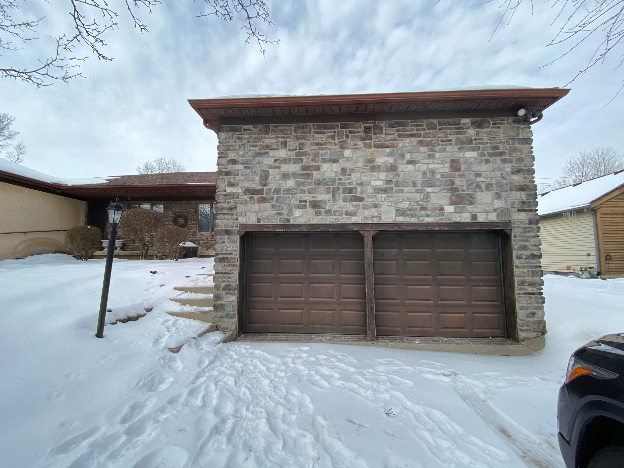 Stone front with 2 car garage - 3526 Dinsmore Castle Dr