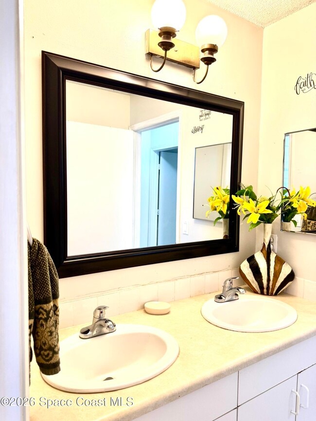 Building Photo - 885 Taluga Ave SE