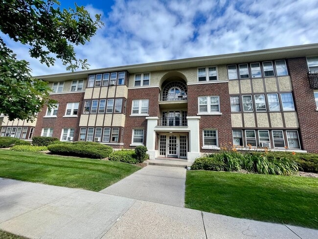 Building Photo - 2114 N Summit