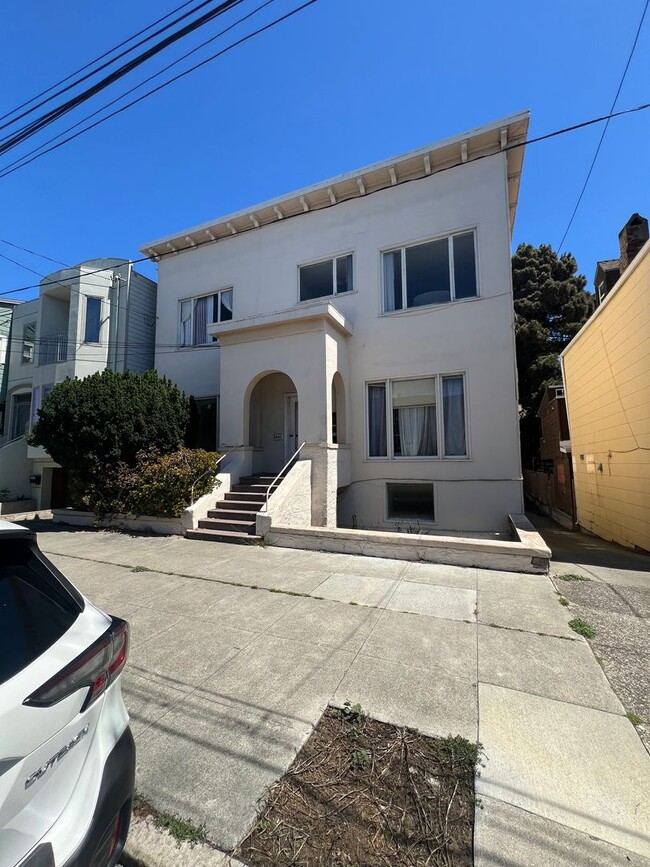Building Photo - 650