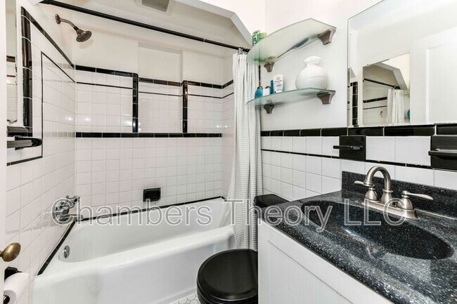 Building Photo - 509 E Luray Ave