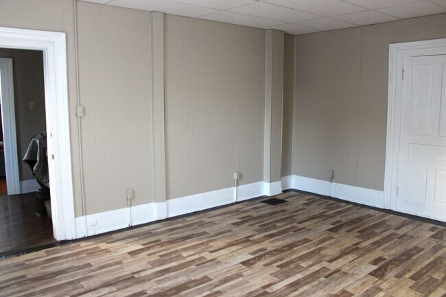 Building Photo - HOUSE, $1600/month plus utilities; TWO Bath!