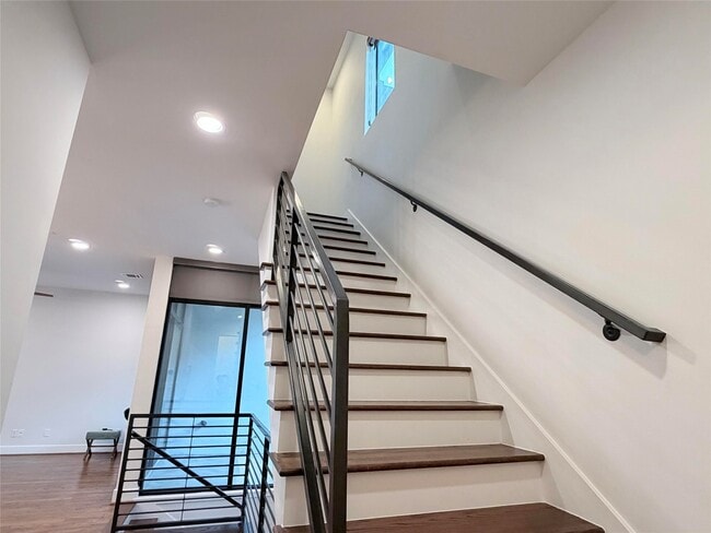 Building Photo - 2322 Camden Dr