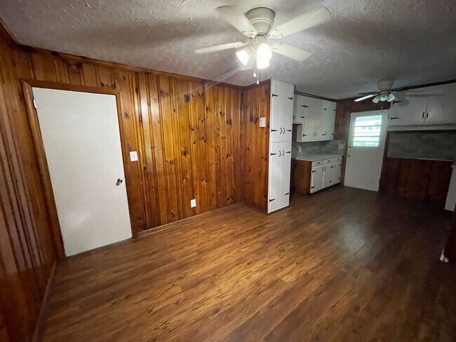 Building Photo - 3 bedroom 1.5 bath house available!   Large yard!