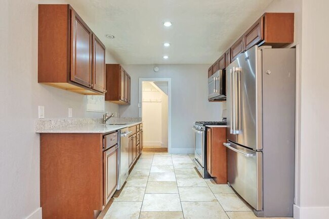Building Photo - 4858 Viewmont St