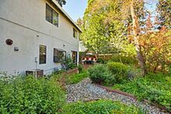 Building Photo - Beautiful 3 Bedroom Home-$750.00 Off 1st M...
