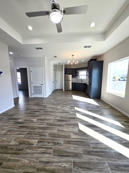 Building Photo - 913 N Clarence Ave