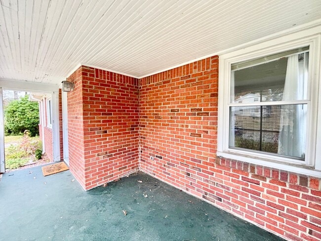 Building Photo - Cozy Home in Norfolk!