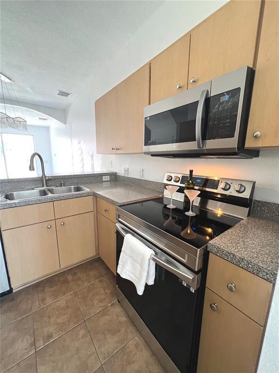 Building Photo - 1205 S Beach Cir