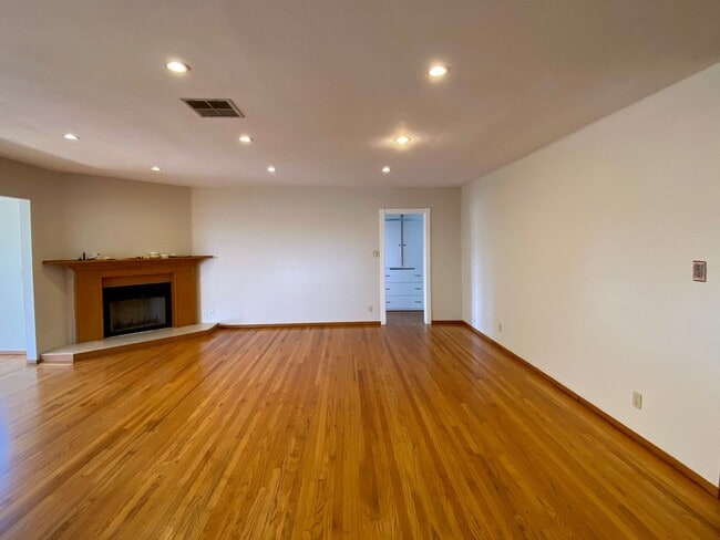 Building Photo - Spacious 3 Bed · 2 Bath Hillside Home — Mo...