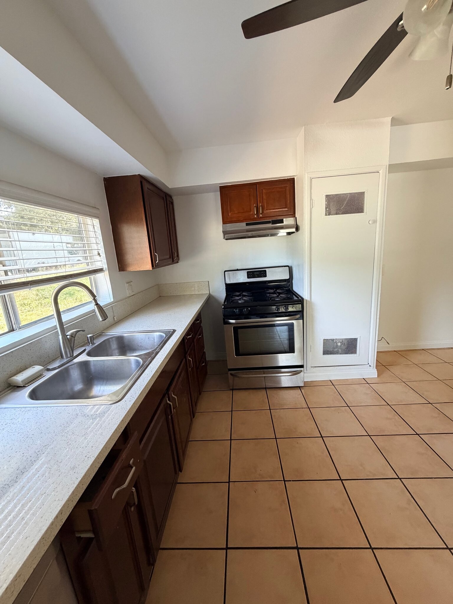 Building Photo - 869 Lincoln Ave