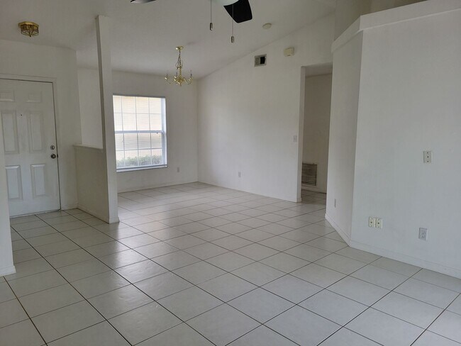 Building Photo - Spacious, Bright & Move-In Ready Home in C...