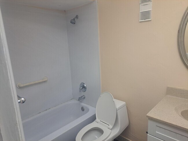 Building Photo - 470 Executive Center Dr