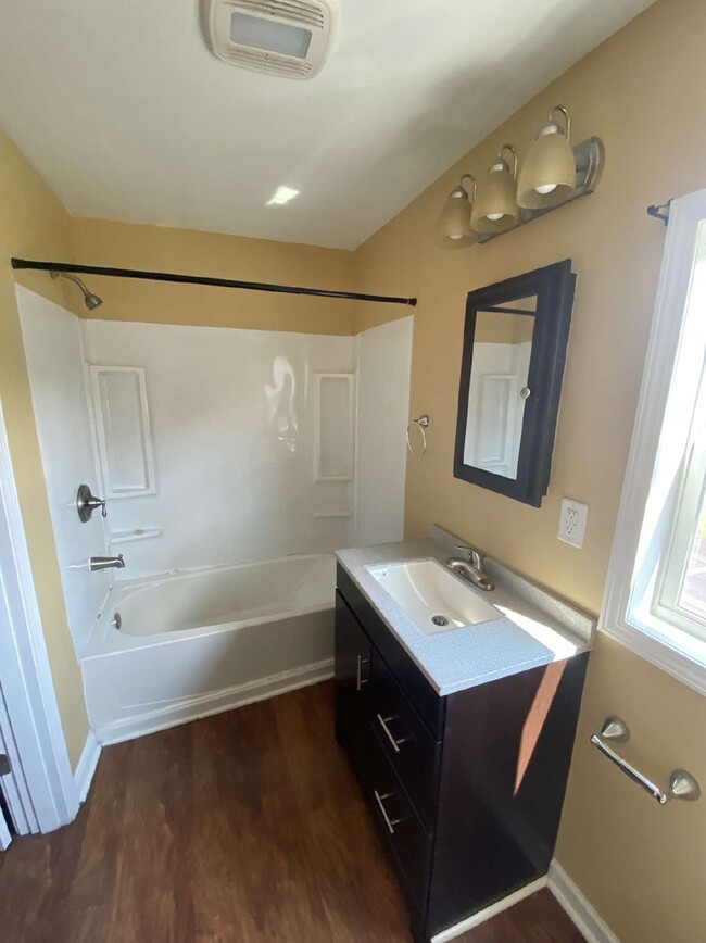 Building Photo - "Cozy 1-Bedroom Top floor Retreat in West ...