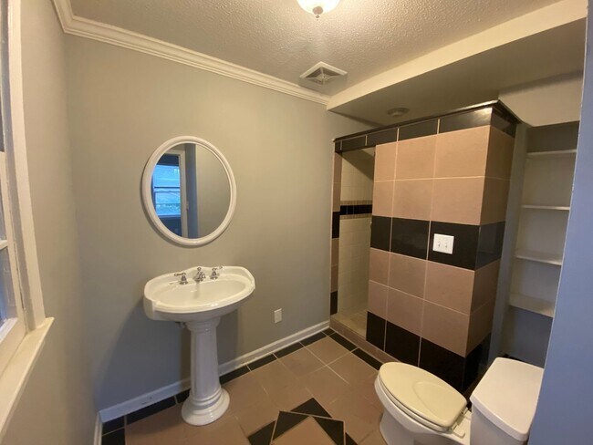 Building Photo - MOVE-IN READY!