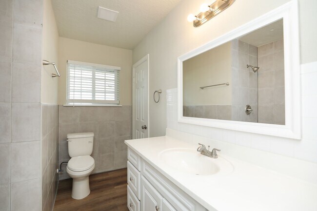 Building Photo - 631 Edgebrook Dr