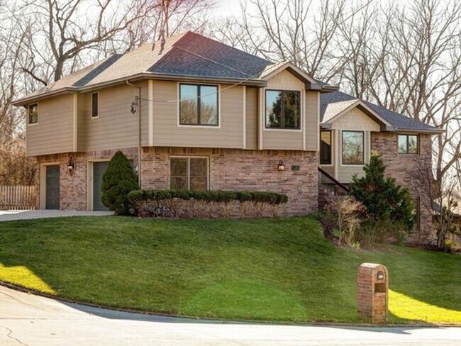 Primary Photo - Executive 4 Bedroom 4 Bath 3+ Car Garage -...