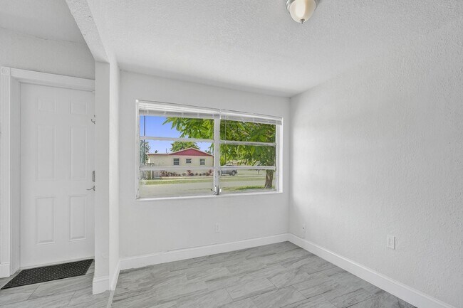 Building Photo - 651 SW 15th St