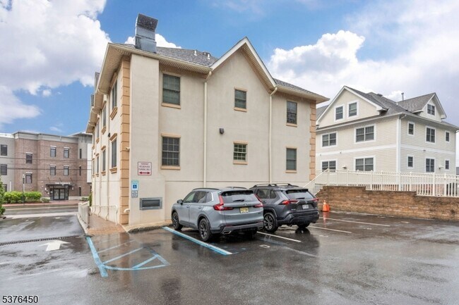 Building Photo - 453 Springfield Ave