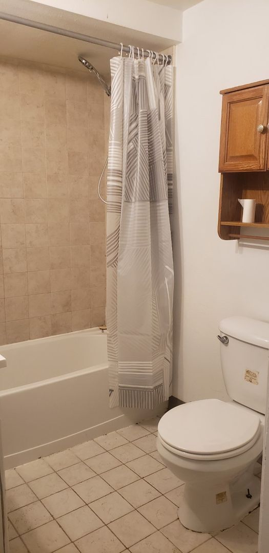 Building Photo - 2 bedroom 1 bath lower unit-Cheney Available for a September 10th Move In!!