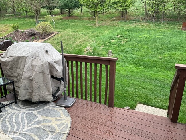 Building Photo - Large 3 Bedroom 2.5 bath townhome with additional finished room.