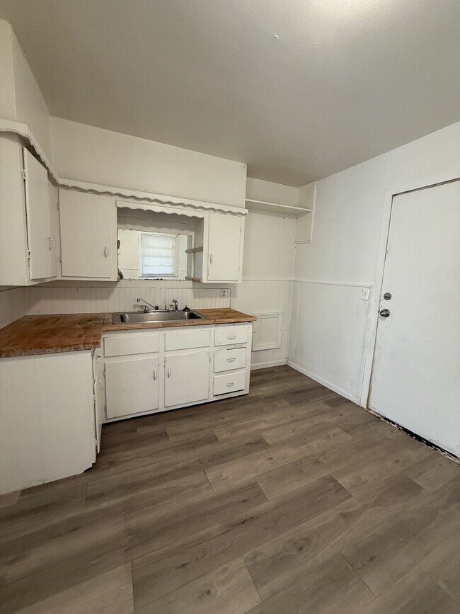 Building Photo - 105 N Avenue U