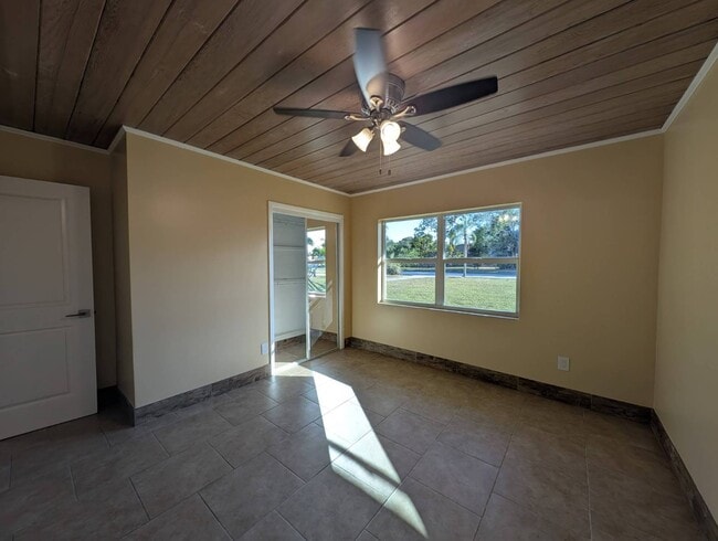 Building Photo - 815 NW River Shores Blvd