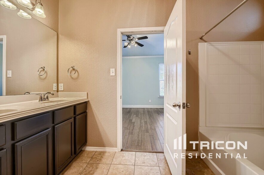 Building Photo - 1735 Oak Glen Dr