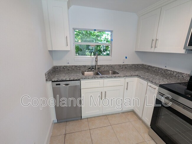 Building Photo - 2033 1/2 20th Street South