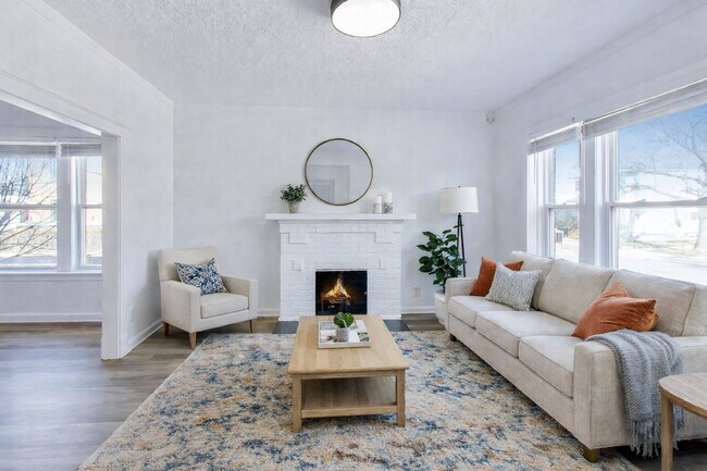 Building Photo - 3047 W Berteau Ave