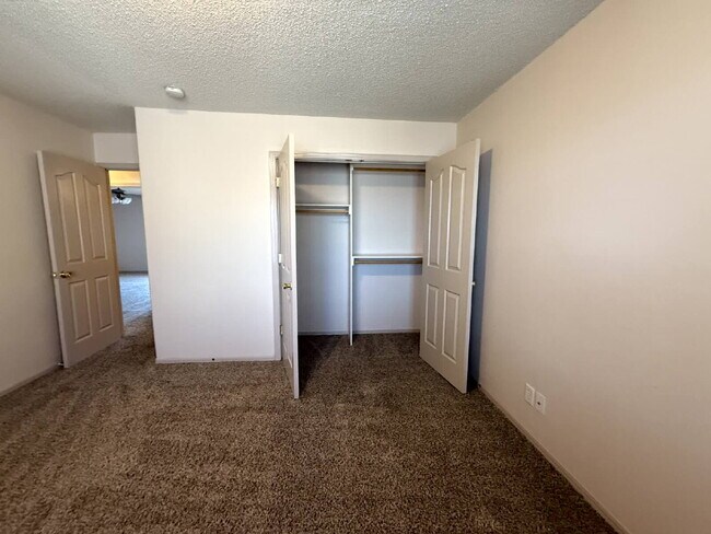 Building Photo - 317 Zenith Dr