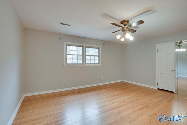Building Photo - 2700 Briarwood Dr SE