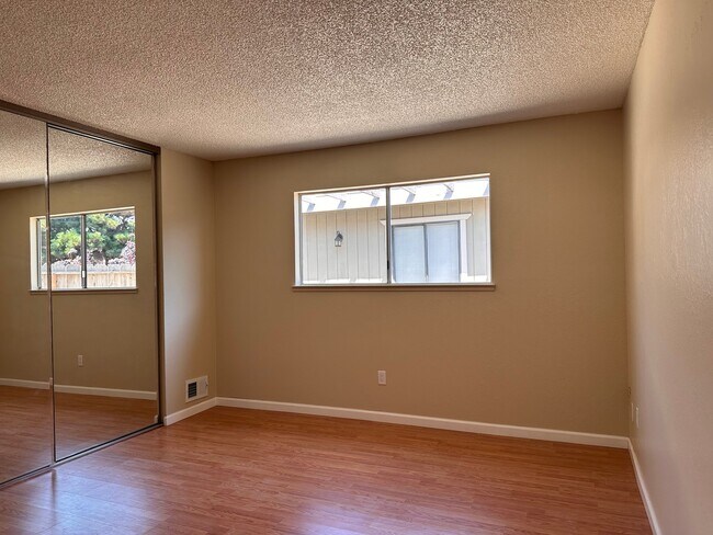 Building Photo - 984 McKenzie Ave