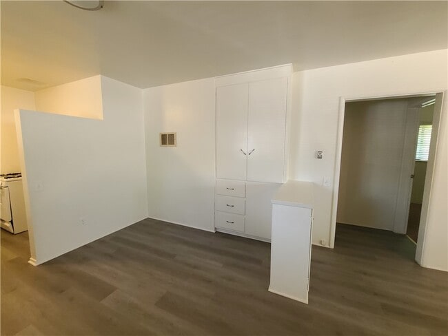Building Photo - 310 La Paloma St