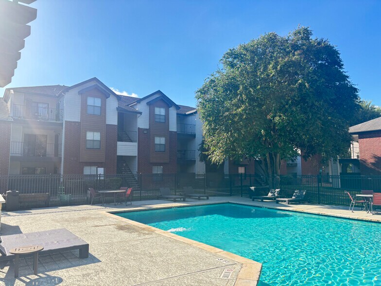 Building Photo - 1400 Clarewood Dr