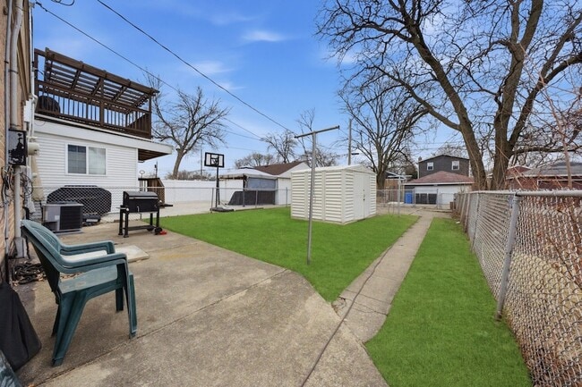 Building Photo - 4605 S Laramie Ave