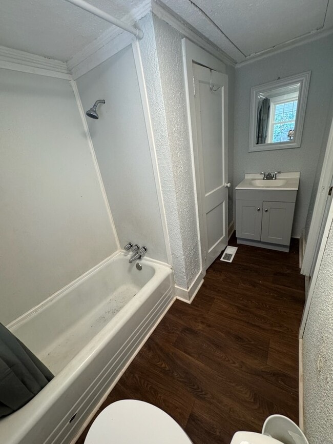 Building Photo - 302 Sunny Ln