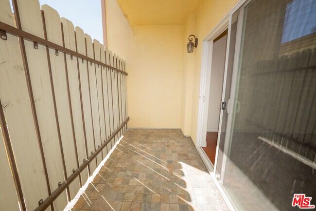 Building Photo - 626 E Orange Grove Ave