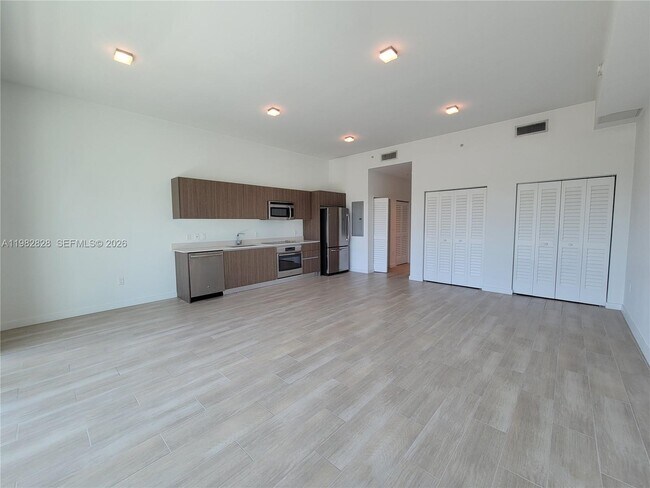 Building Photo - 1600 SW 1st Ave