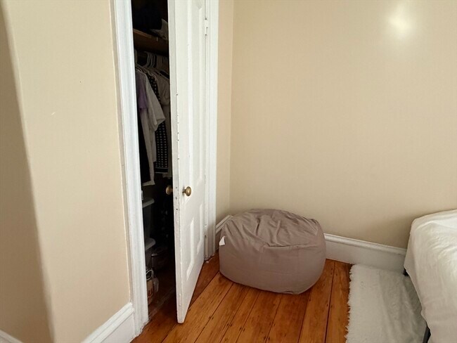 Building Photo - 227 Roxbury St