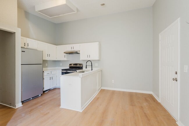Building Photo - Penthouse level 1bed condo with private balcony