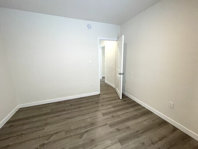 Building Photo - 208-208 W Mariposa Ave