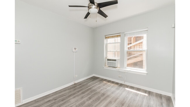 Building Photo - 2414 N Kilbourn Ave