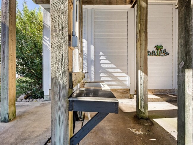 Building Photo - 334 Paradise Dr