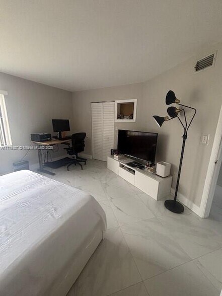 Building Photo - 9425 Fontainebleau Blvd