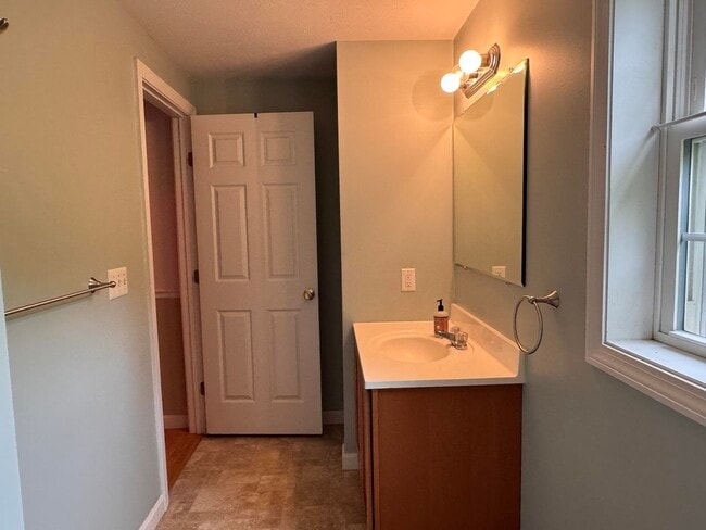 Building Photo - 26 Fowler St