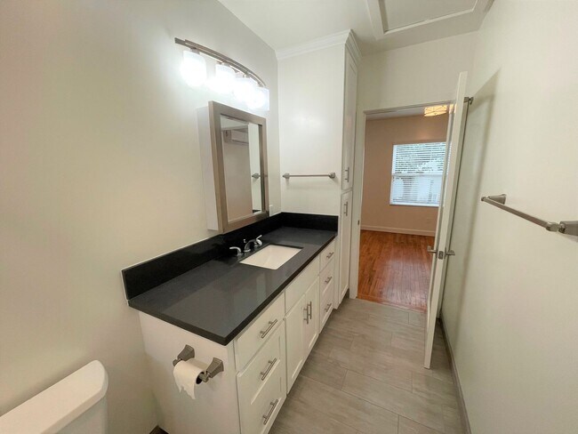 Building Photo - Remodeled Midtown Apartment w/Air Conditio...